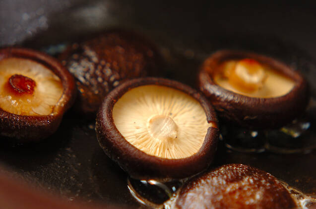 シイタケのバターソテーの作り方の手順2