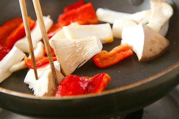 エリンギの炒め物の作り方の手順2