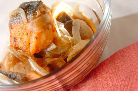 焼鮭のピリ辛マリネ レシピ 作り方 E レシピ 料理のプロが作る簡単レシピ