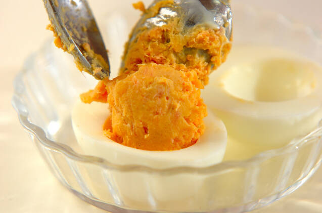 ゆで卵とサケフレークの作り方の手順1