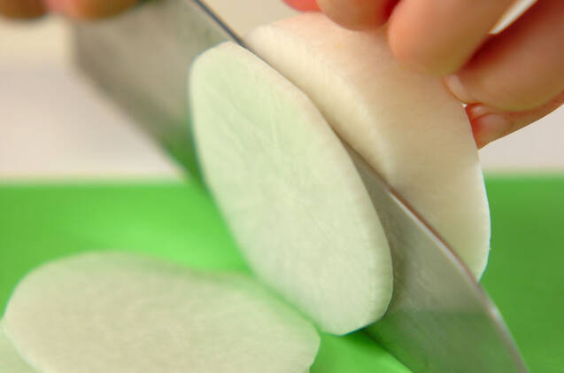 ホタテ缶とバターコーンの塩もみ大根サラダの作り方の手順1