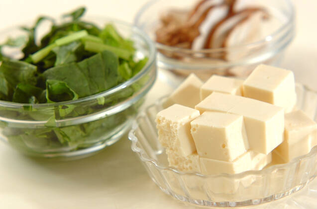 ホウレン草とシイタケのみそ汁の作り方の手順1