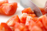 トマトのガーリックサラダの下準備1