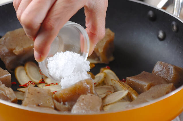 ヘルシー食材で！コンニャクとゴボウの甘辛炒めの作り方の手順4