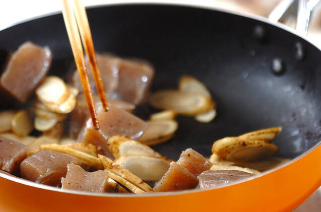ヘルシー食材で！コンニャクとゴボウの甘辛炒めの作り方の手順3