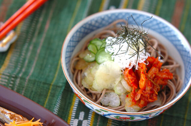お椀に盛り付けられている簡単アレンジキムチそば
