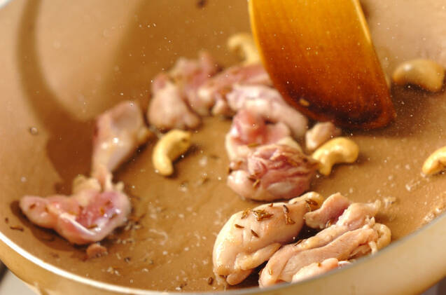 キュウリと鶏肉のクミン炒めの作り方の手順2