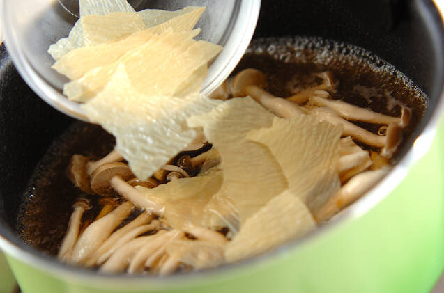 湯葉とシメジのお吸い物の作り方の手順3