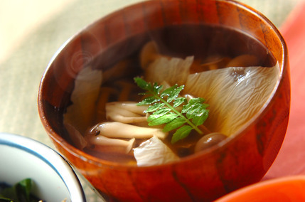 湯葉とシメジのお吸い物