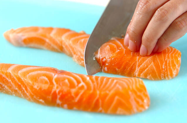 鮭のみそバター炒めの作り方の手順1