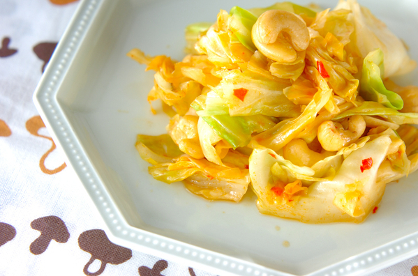 青いお皿に盛られたキャベツの豆板醤炒め