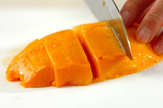 濃厚な甘み！トロ～リ美味しいマンゴーラッシーの作り方の手順1