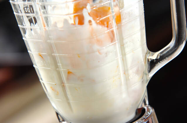 濃厚な甘み！トロ～リ美味しいマンゴーラッシーの作り方の手順2