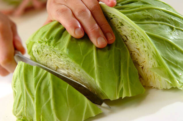 春キャベツの蒸し煮　エビオイルがけの作り方の手順1