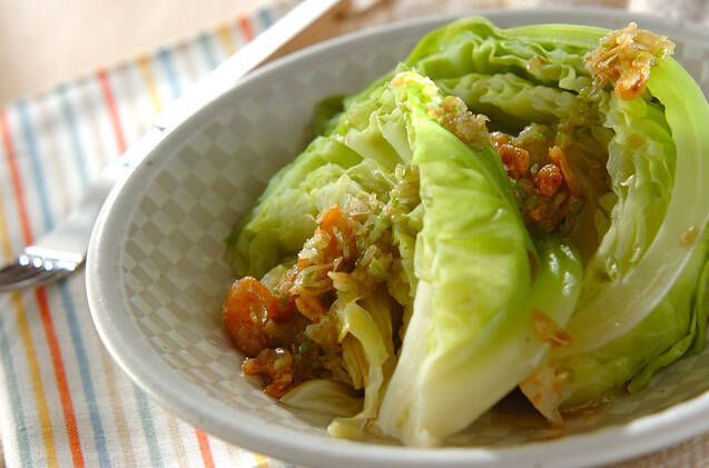 春キャベツの蒸し煮　エビオイルがけ