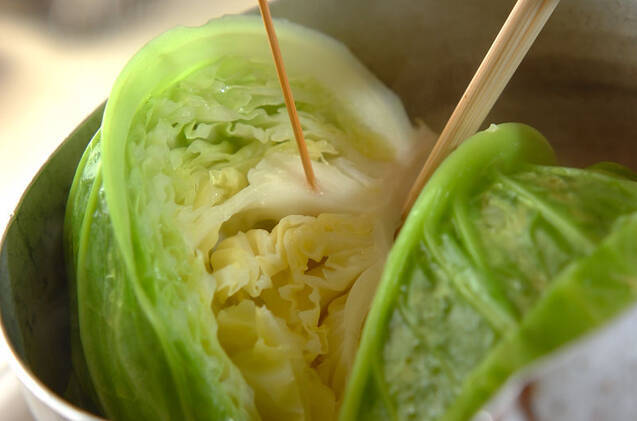 春キャベツの蒸し煮　エビオイルがけの作り方の手順2