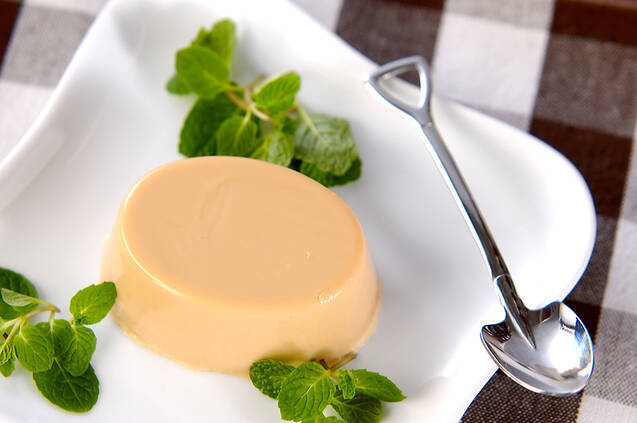 白い角皿に盛りつけミントの葉を添えたミルクティーババロア