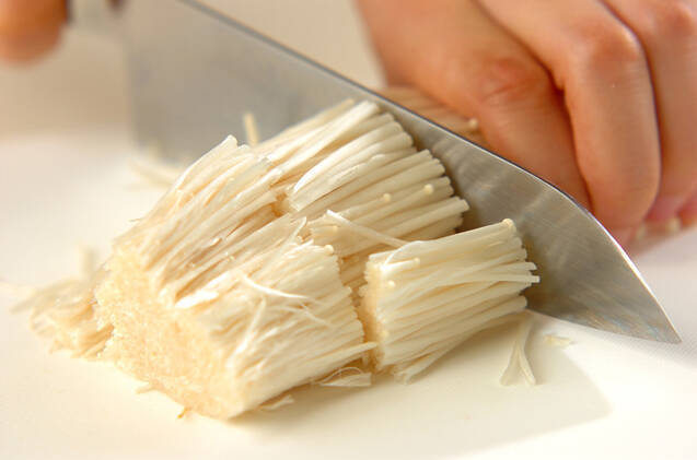 エノキとバジルのペペロンチーノの作り方の手順1