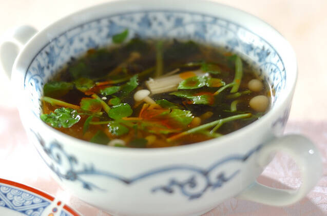 洋風のカップにクレソンの中華スープが盛られている
