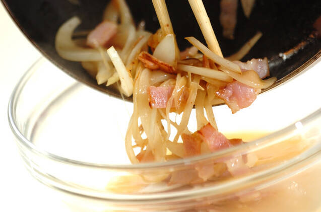 ベーコンと玉ネギのオムレツの作り方の手順2