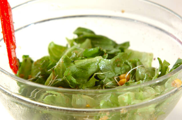 ゴマ入りドレッシングのサラダの作り方の手順4