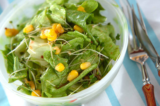 ゴマ入りドレッシングのサラダ