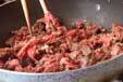 牛肉と里芋のソース炒めの作り方1