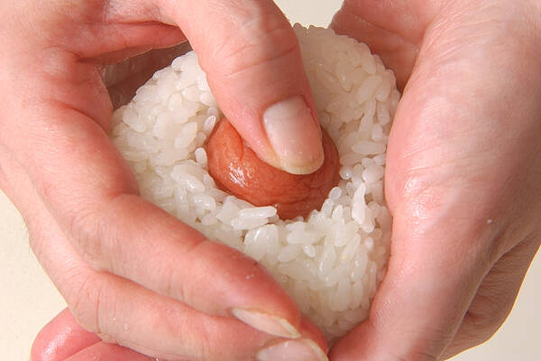 梅おにぎりの作り方の手順4