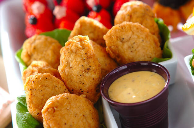 ソースがつけられたチキンナゲット