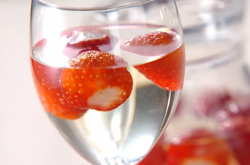 イチゴ入りワイン レシピ 作り方 E レシピ 料理のプロが作る簡単レシピ