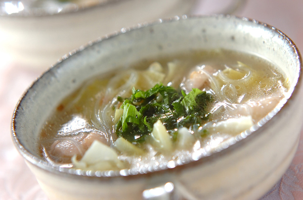 スープカップに盛り付けられた、鶏もも肉と春雨の梅風味スープ