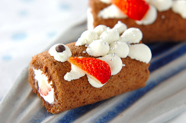 ストライプ柄の皿の上に並べられた、チョコこいのぼりロールケーキ