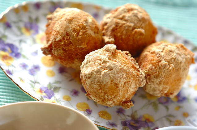 花柄の皿に盛られた、4つのおからドーナツ