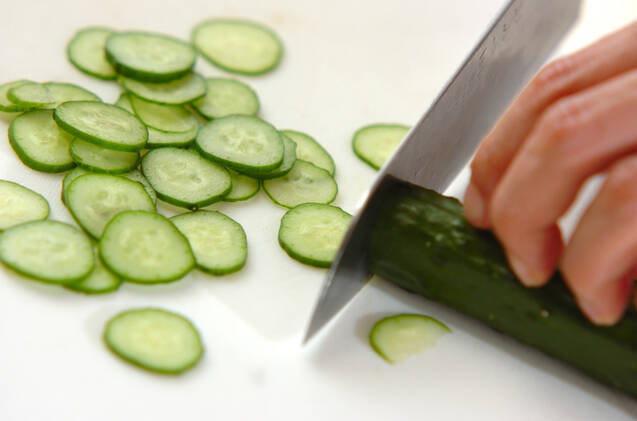 キュウリのゴマ酢和えの作り方の手順1