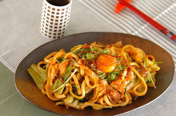 クセになるおいしさ！ピリ辛豚キムチ焼きうどん