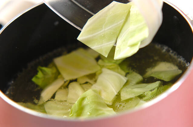 キャベツと油揚げのみそ汁の作り方の手順3