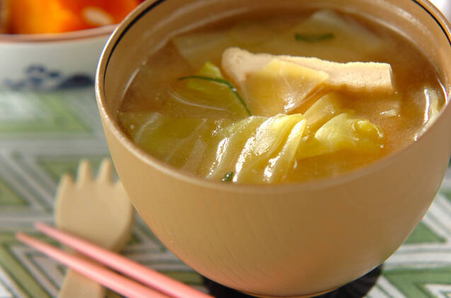 キャベツと油揚げのみそ汁