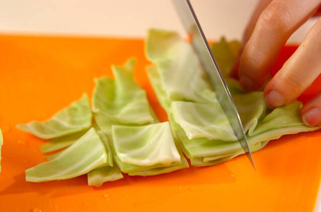 キャベツと油揚げのみそ汁の作り方の手順1