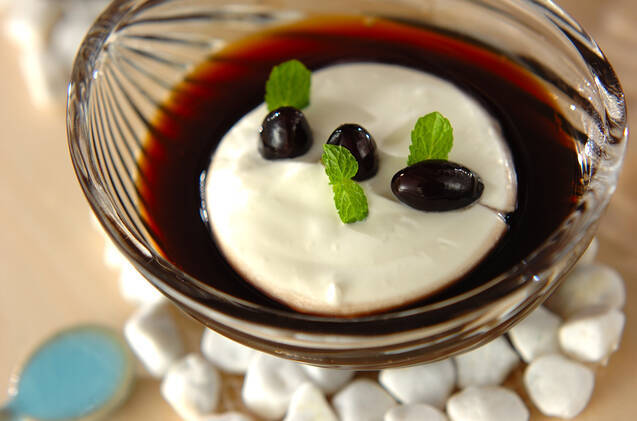 クリームと黒豆をトッピングしたコーヒーゼリー