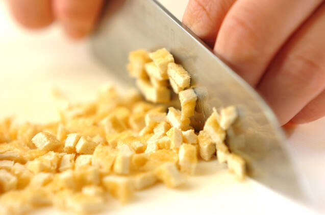 納豆の麦みそ汁の作り方の手順1