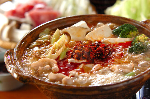茶色の皿にのった麻婆鍋