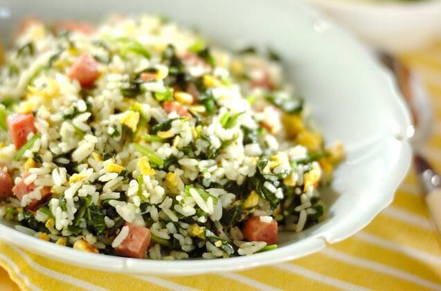 白い深皿に盛りつけられた、スパムとほうれん草入りのチャーハン