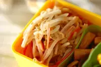 モヤシとカニカマのゴマ和え