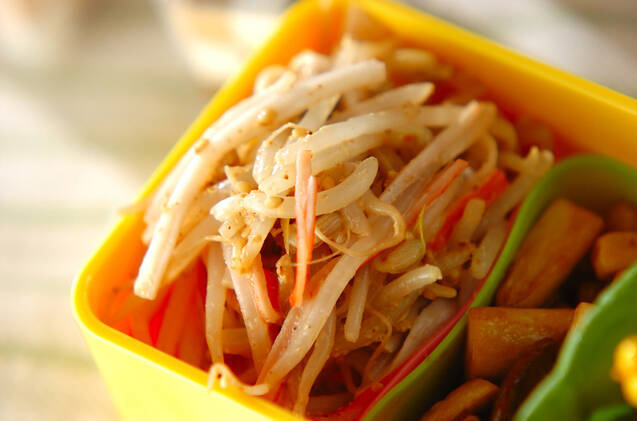 モヤシとカニカマのゴマ和え