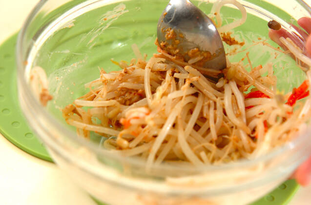 モヤシとカニカマのゴマ和えの作り方の手順2