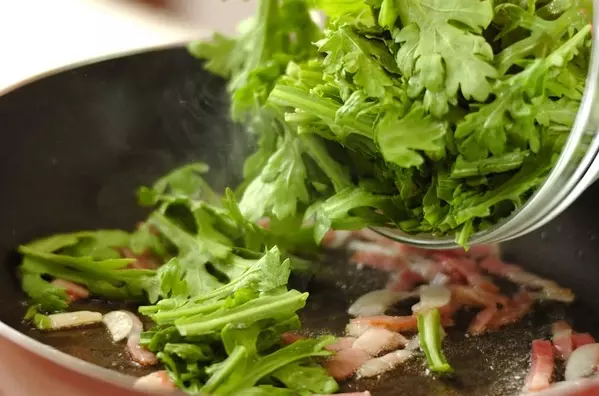 モリモリ食べられる！春菊のガーリック炒めの作り方1