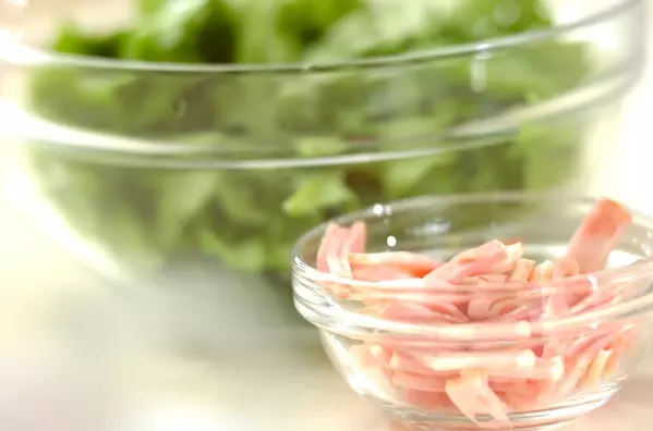 モリモリ食べられる！春菊のガーリック炒めの下準備1