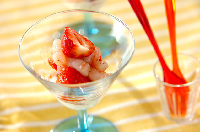 グラスに盛りつけられた甘エビといちごのサラダ