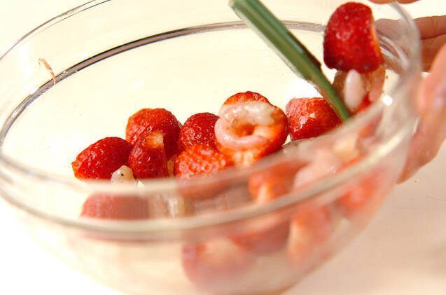 イチゴと甘エビのサラダの作り方の手順2