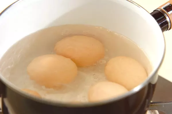 エスニック風味！オイスターソースの半熟煮卵の下準備1